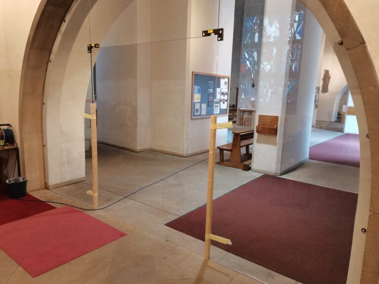 Neue Glastür für alte Kapelle