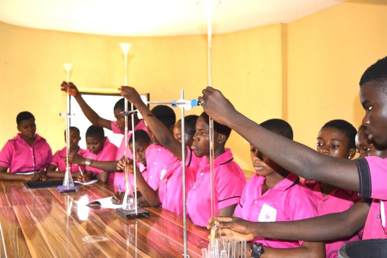 „Lesen bildet“ – Sozialpastoraler Gottesdienst zum Welttag der Armen